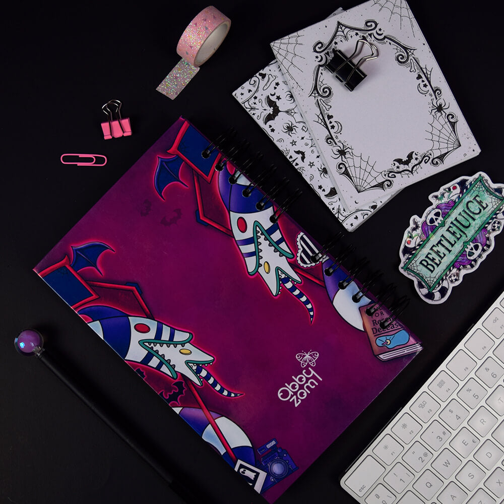 Beetlejuice Kit de Papelería. Da rienda suelta a tu creatividad con un toque macabro.