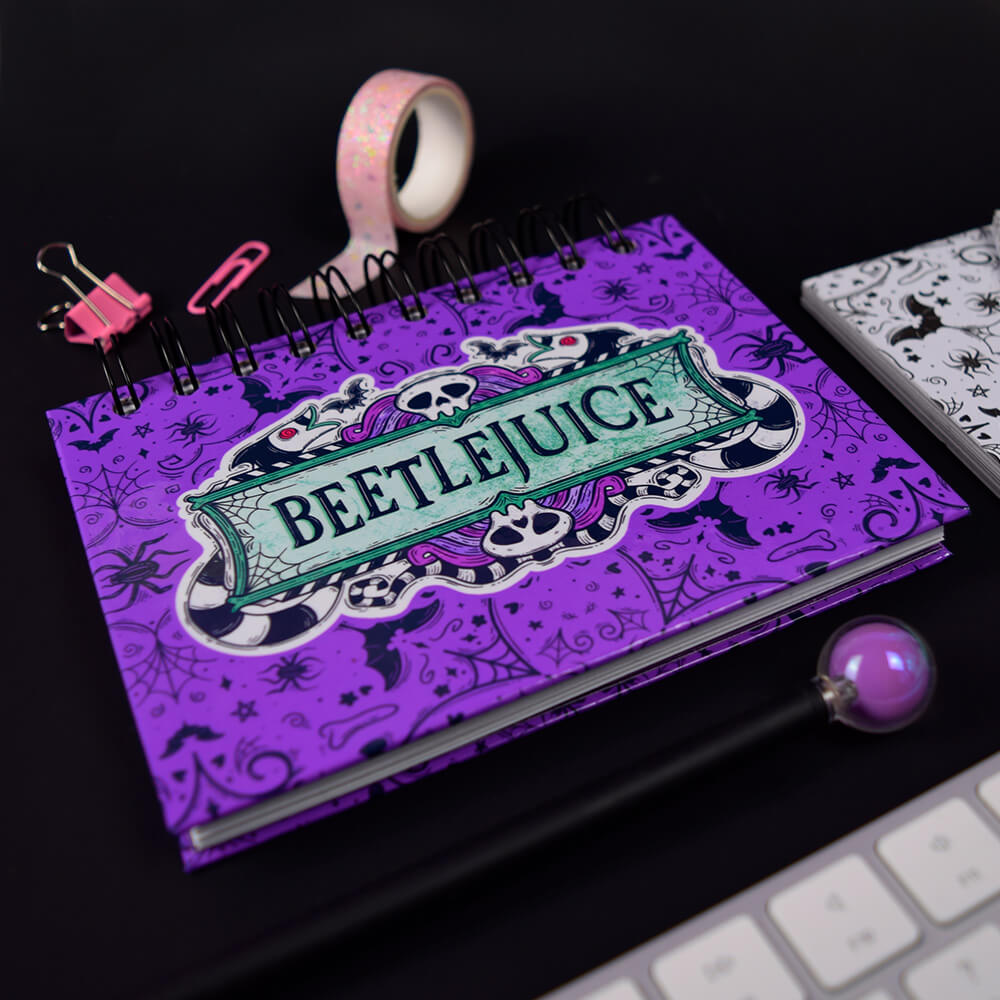 Beetlejuice Kit de Papelería. Da rienda suelta a tu creatividad con un toque macabro.