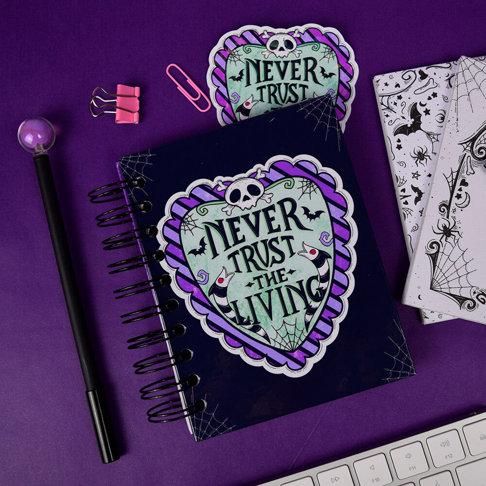 Beetlejuice Kit de Papelería. Da rienda suelta a tu creatividad con un toque macabro.