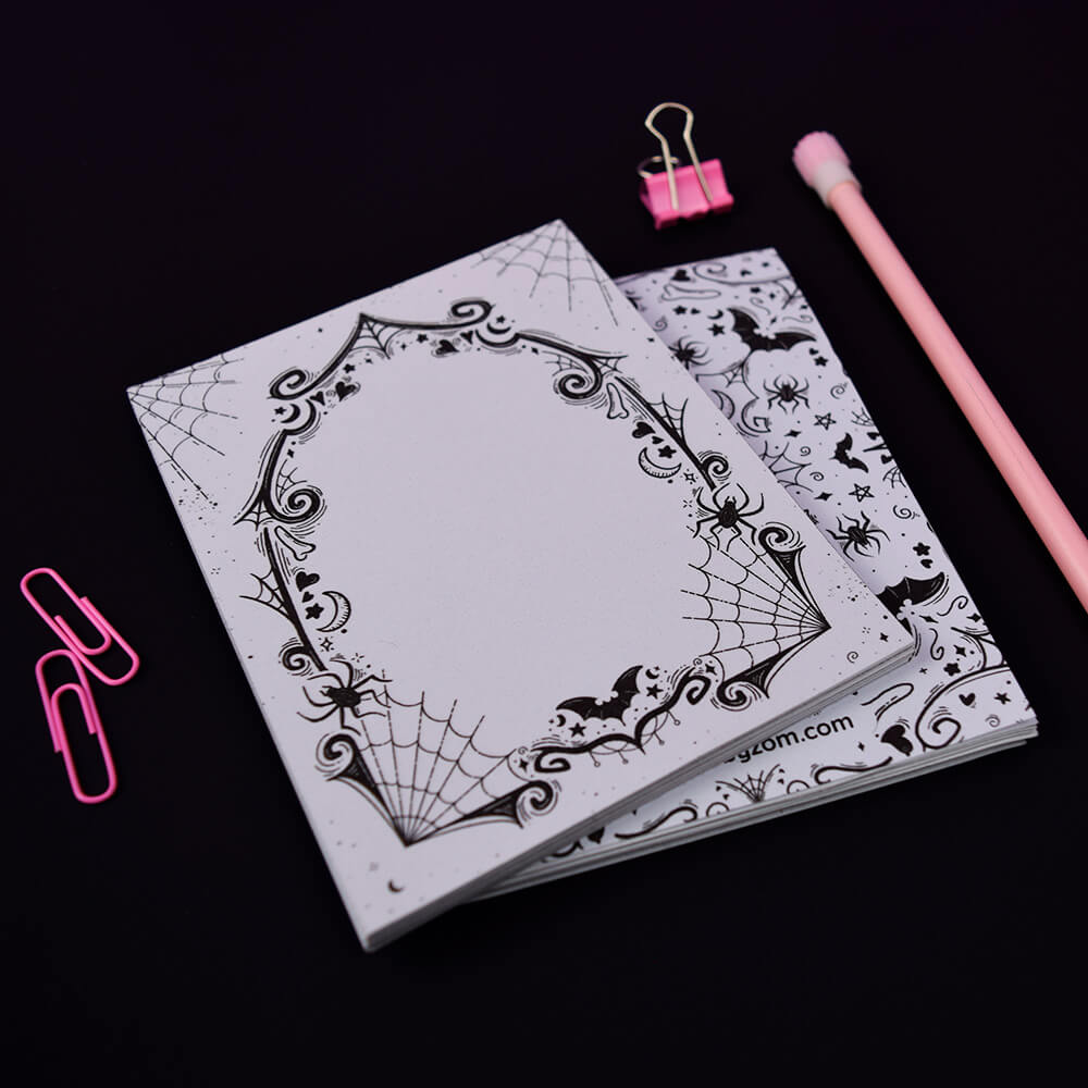 Beetlejuice Kit de Papelería. Da rienda suelta a tu creatividad con un toque macabro.