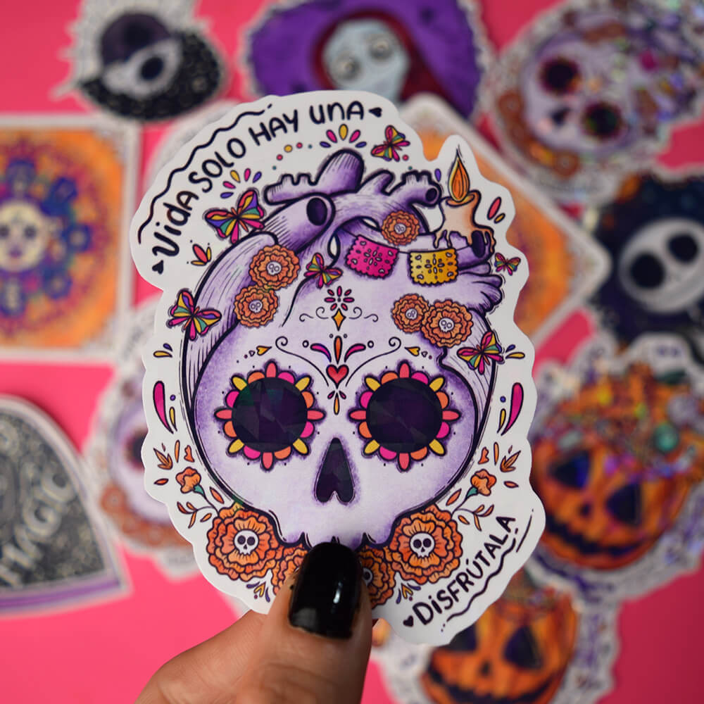 “Vida solo hay una” — Día de Muertos sticker holográfico